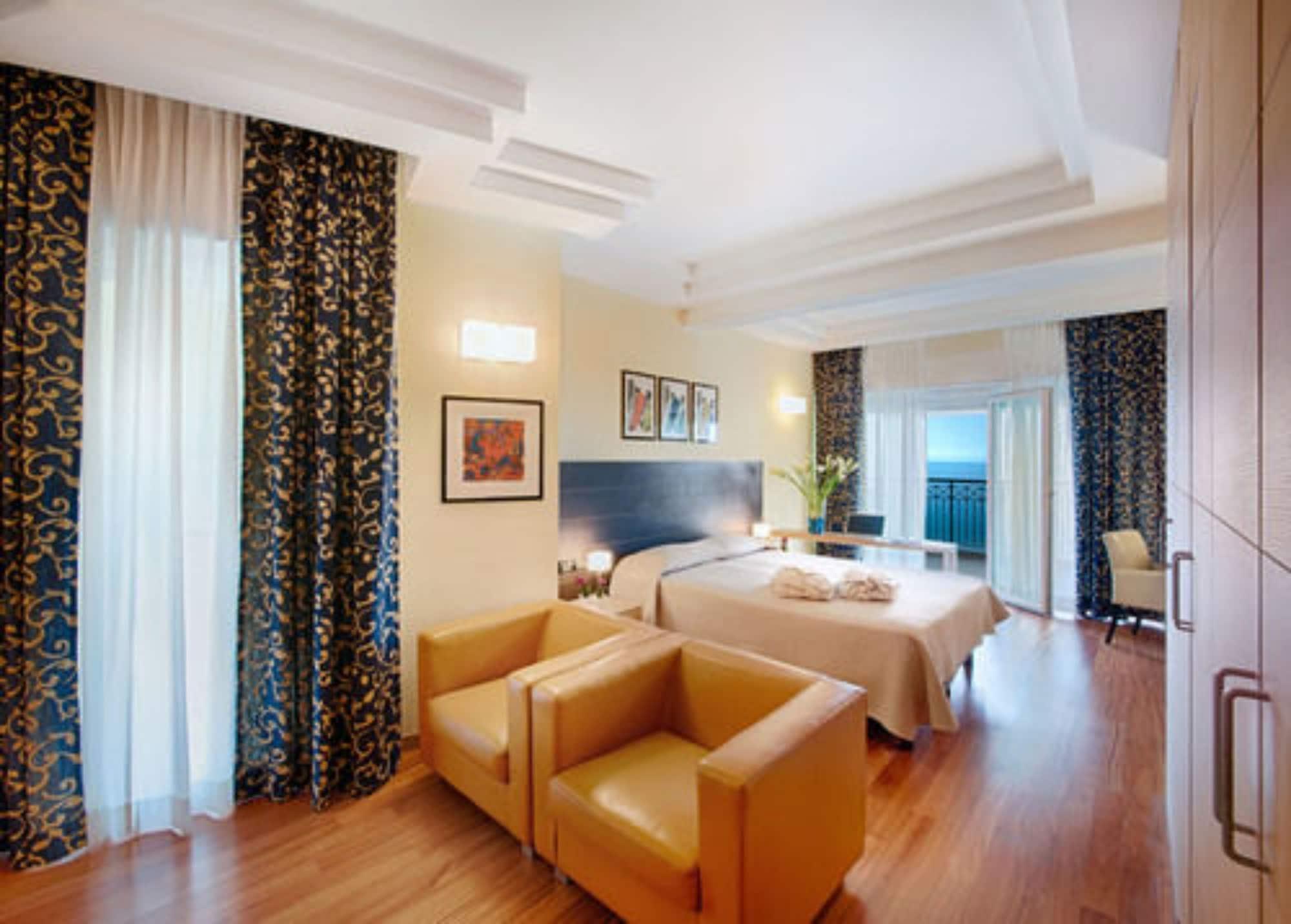 Grand Hotel Spiaggia 알라시오 외부 사진